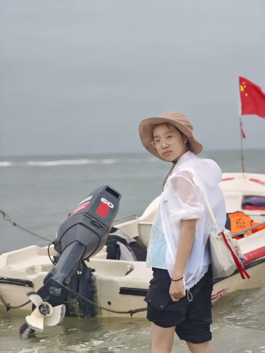海边船只和旗帜旁的旅行照片