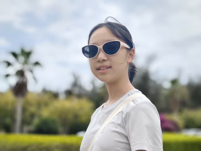 戴太阳镜的旅行照片